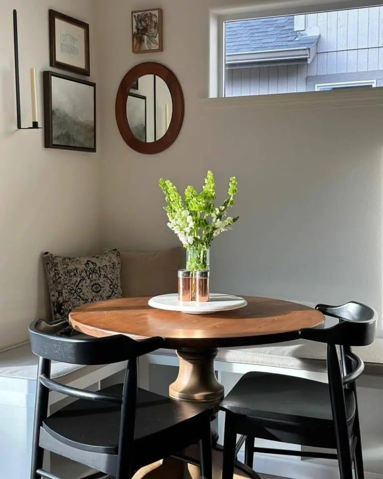 Pedestal table with banquette