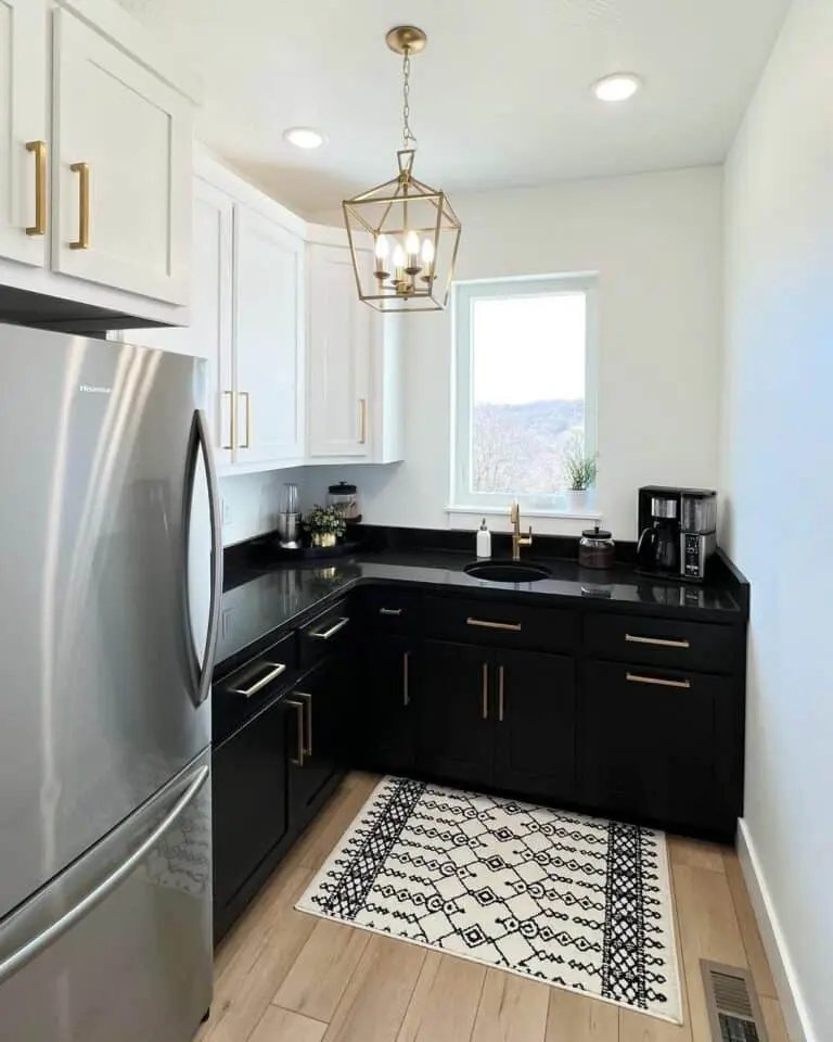 Shaker kitchen with brass details