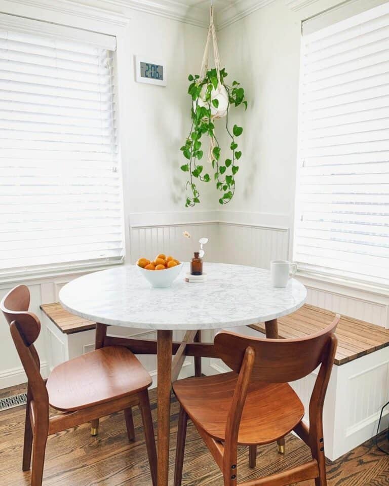 Two-toned white banquette